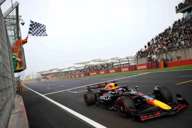 Max Verstappen Çin Grand Prix'sinde pole pozisyonunu kazandı