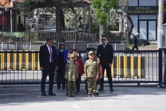 Afyonkarahisar'da Şehit Kerim Üye İlkokulu öğrencileri İkmal ve Garnizon Komutanlığını ziyaret etti