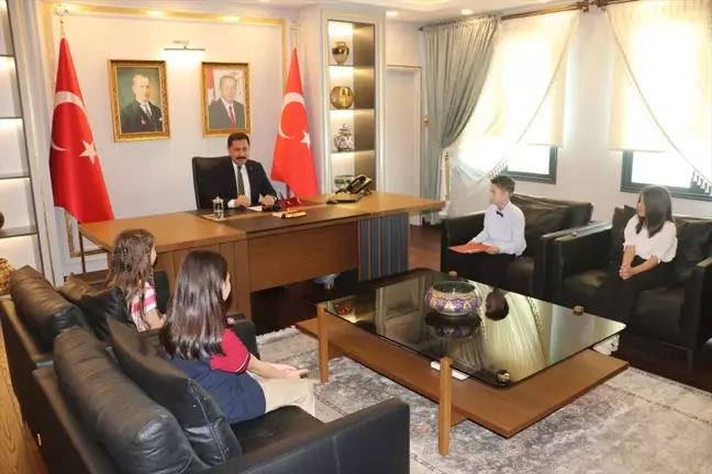 Valiler, 23 Nisan'da Makam Koltuklarını Çocuklara Devretti