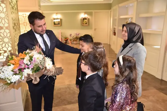 Kahramankazan Belediye Başkanı Selim Çırpanoğlu, 23 Nisan Ulusal Egemenlik ve Çocuk Bayramı'nda koltuğunu öğrencilere bıraktı