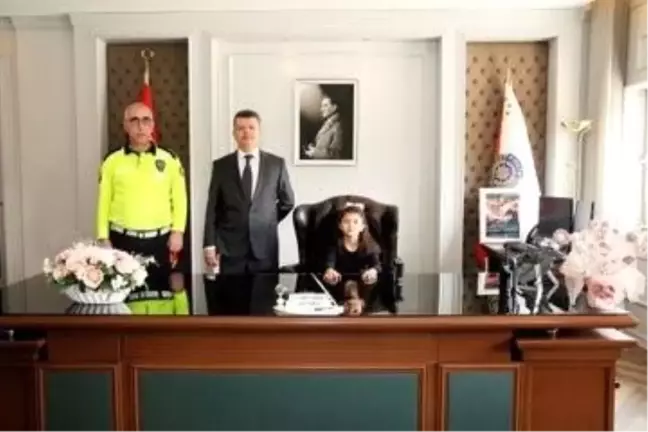 Eskişehir Emniyet Müdürü Yaman Ağırlar, 23 Nisan'da çocuklara koltuğunu devretti