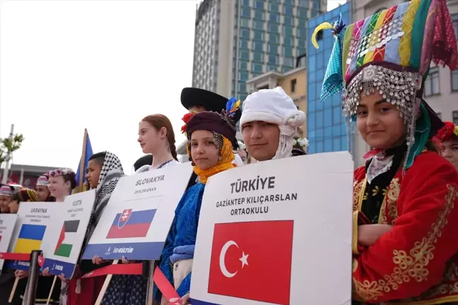 Taksim Cumhuriyet Anıtı'nda 23 Nisan kutlamaları düzenlendi