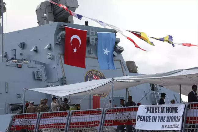 Türkiye'ye ait askeri gemi Somali'ye geldi