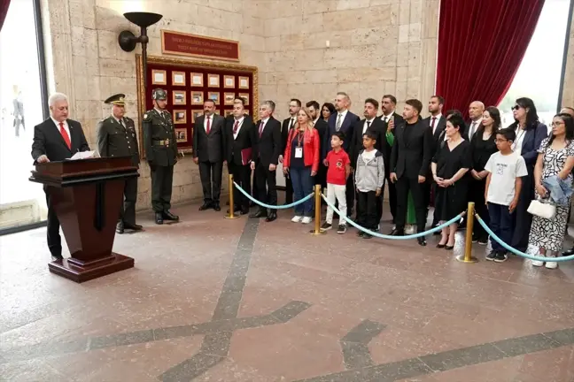 Devlet Tiyatroları Genel Müdürü Tamer Karadağlı ve Çocuklar Anıtkabir'i Ziyaret Etti