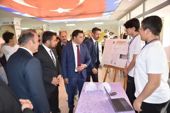 Ankara'da düzenlenen TÜBİTAK Bilim Fuarı'nda öğrenciler projelerini sergiledi