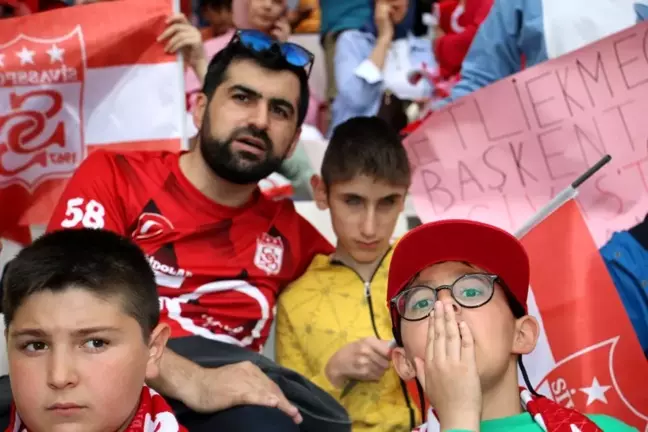 Sivas'ta Öğretmenin Görme Engelli Öğrenciye Maçı Anlatması Takdir Topladı
