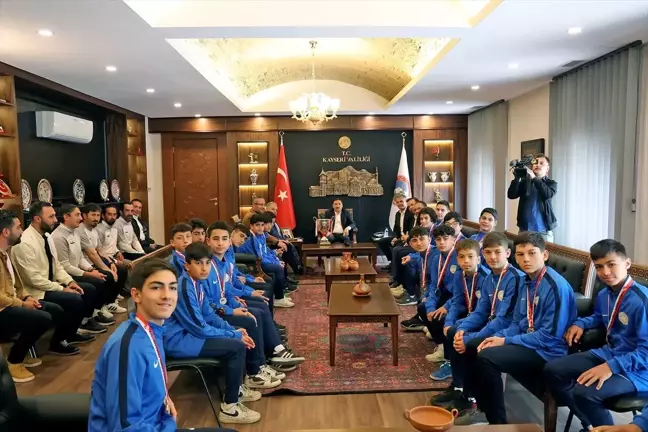 Kayseri Valisi Gökmen Çiçek, Türkiye Şampiyonu olan Talasgücü Belediyespor'u ağırladı