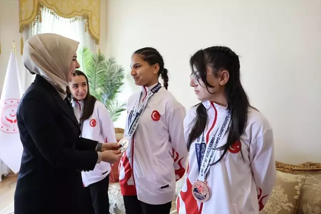 Bakan Göktaş, Kempo IKF Dünya Şampiyonası'nda madalya kazanan çocuklarla buluştu