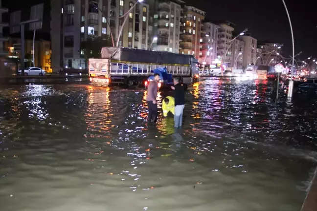 Uşak'ta etkili olan sağanak ve dolu hayatı olumsuz etkiledi