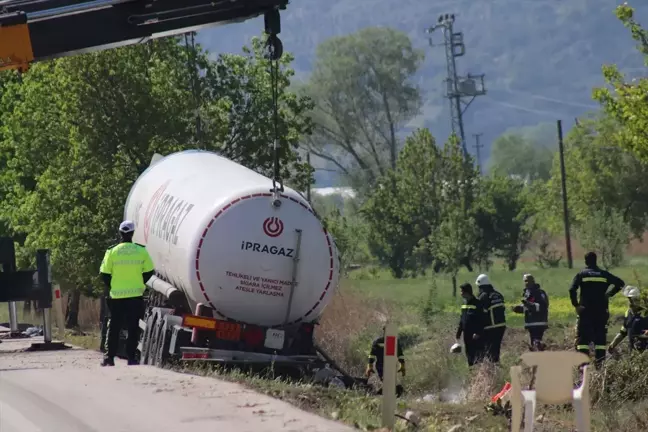 Burdur'da devrilen LNG yüklü tanker yoldan kaldırılıyor