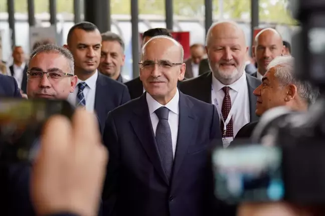 Almanya'nın Kuzey Ren Vestfalya Eyaleti Başbakanı Türk iş insanlarını överek konuştu