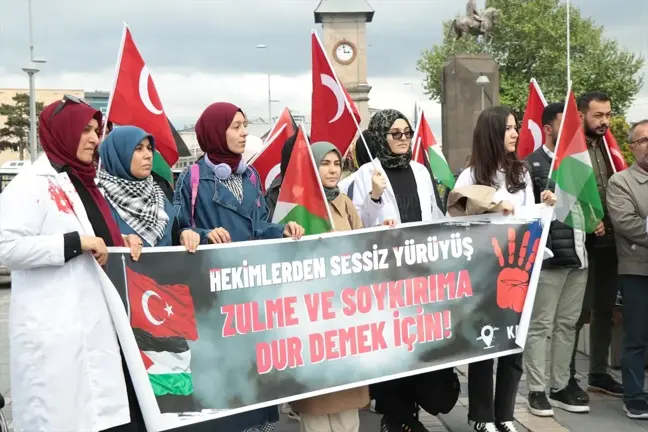 Kayseri'de İsrail saldırılarını protesto eden sağlık çalışanları sessiz yürüyüşe katıldı