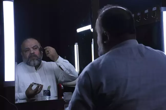 Ömer Atıf, dünyanın farklı ülkelerinde çocuklara hoşgörü ve iyimserlik mesajları veriyor
