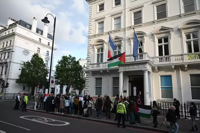 Fransız Parlamentosunda düzenlenen etkinlikte Gazze'deki tanıklıklarını anlatmak için Paris'e giden Glasgow Üniversitesinin Filistin asıllı Rektörü Gassan Ebu Sitte'nin ülkeye alınmaması Fransa'nın Londra Büyükelçiliği önünde protesto edildi