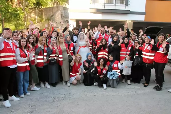 Depremde yıkılan genç çift dünyaevine girdi