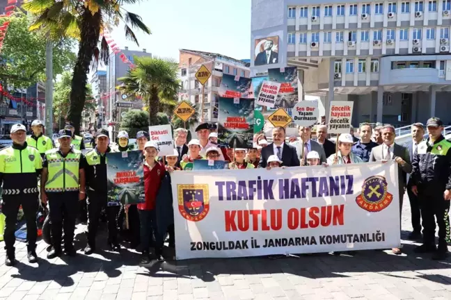 Zonguldak'ta trafik haftası kutlamasına kırmızı düdük dağıtıldı