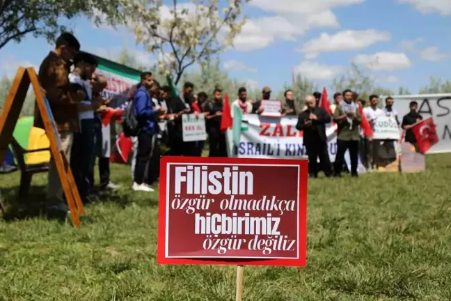 ASÜ Öğrencileri İsrail'in Gazze'ye Saldırılarını Protesto Ediyor