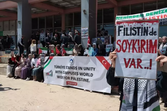 Üniversite öğrencileri İsrail'in saldırılarına karşı oturma eylemi yaptı