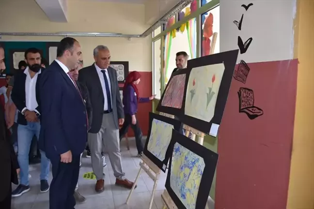 Kaymakam Abdullah Yüksel, öğrencilerin ebru sanatı sergisini ziyaret etti
