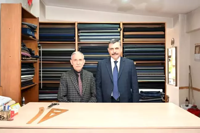 Erzurum Valisi Mustafa Çiftçi, terzilik mesleğini 64 yıldır icra eden Sebahattin Sarıkaya'yı ziyaret etti