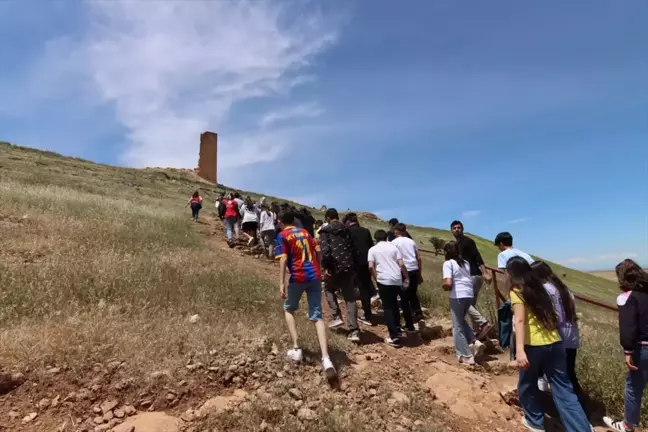 Diyarbakır Vakıflar Bölge Müdürlüğü 100 Öğrenciye Gezi Düzenledi