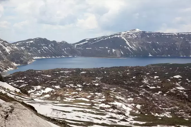 Nemrut Krater Gölü'nün yolu kardan açıldı