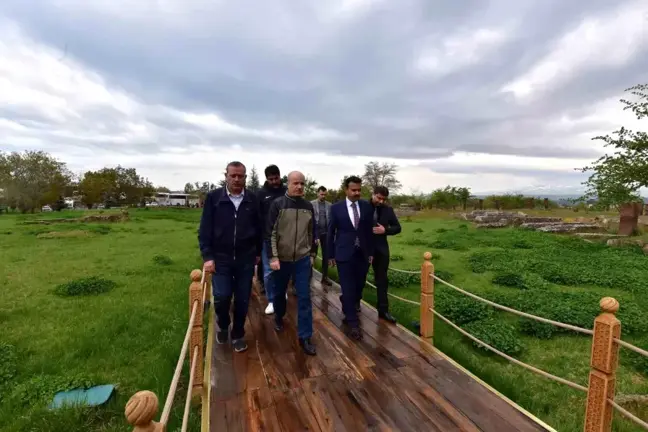 YÖK Başkanı Bitlis ve Ahlat'ta Tarihi Mekanları Gezdi