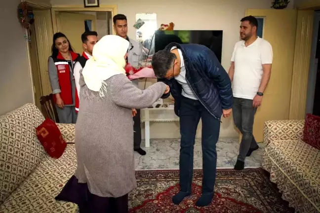 Hakkari Valisi Ali Çelik, Anneler Günü kapsamında şehit annelerini ziyaret etti