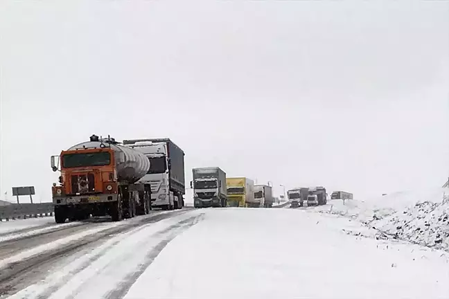 Ardahan-Posof Kara Yolunda Kar Nedeniyle Ulaşım Aksadı