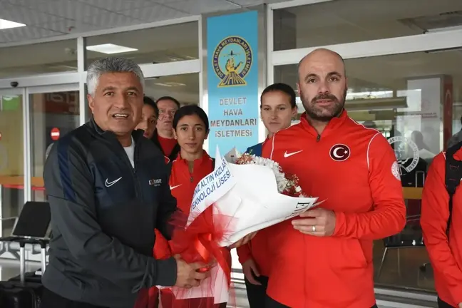 Dünya Liseler Arası Kros Şampiyonasından dönen milli sporcular kentte çiçeklerle karşılandı