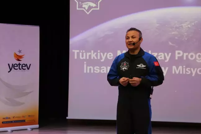 Türkiye'nin ilk astronotu Alper Gezeravcı, gençlere uzay yolculuğunu anlattı