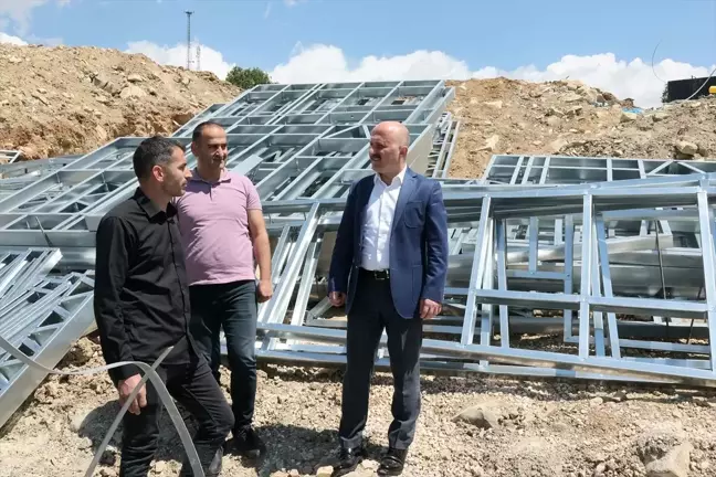 Adıyaman Valisi Osman Varol, Gerger ilçesinde afet evlerini ziyaret etti