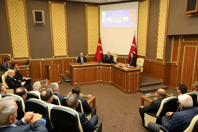 Artvin Valisi Cengiz Ünsal Muhtarlarla İstişare Toplantısı Gerçekleştirdi