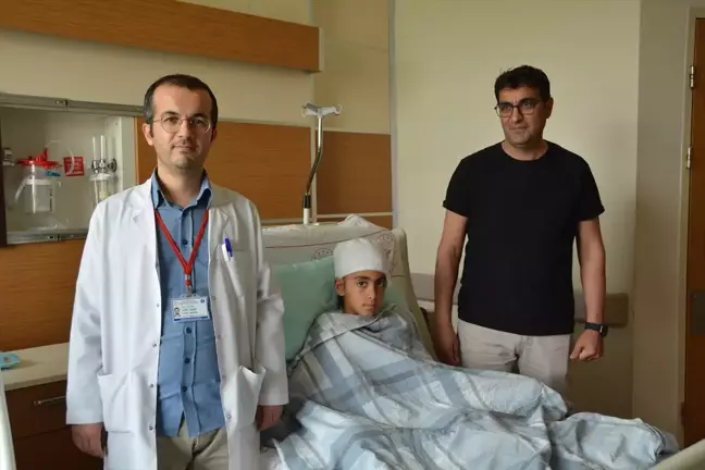 Bitlis'te beyin kanaması geçiren 9 yaşındaki çocuk başarılı bir ameliyatla sağlığına kavuştu