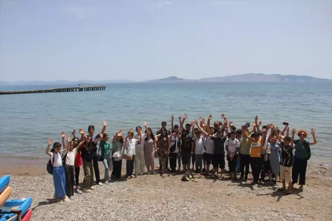 Elazığ'dan gelen depremzede çocuklar Datça'da denize girdi