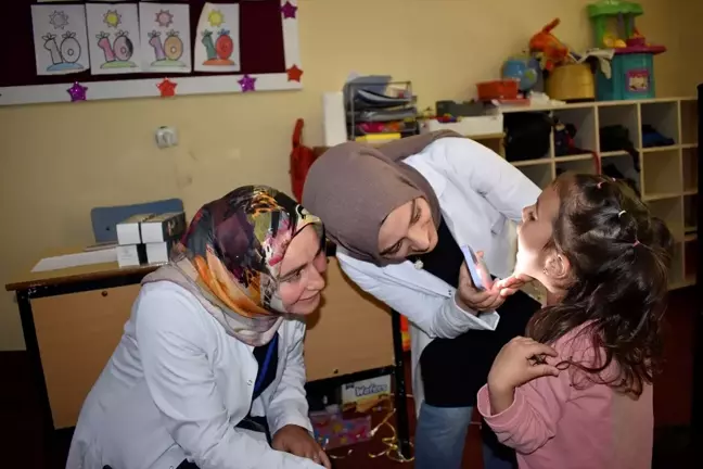 Bitlis'te Türk Kızılay ve İl Sağlık Müdürlüğü çocuklara sağlık taraması yaptı