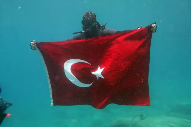 Fethiye'de Dalgıçlar 19 Mayıs'ı Deniz Dibinde Kutladı