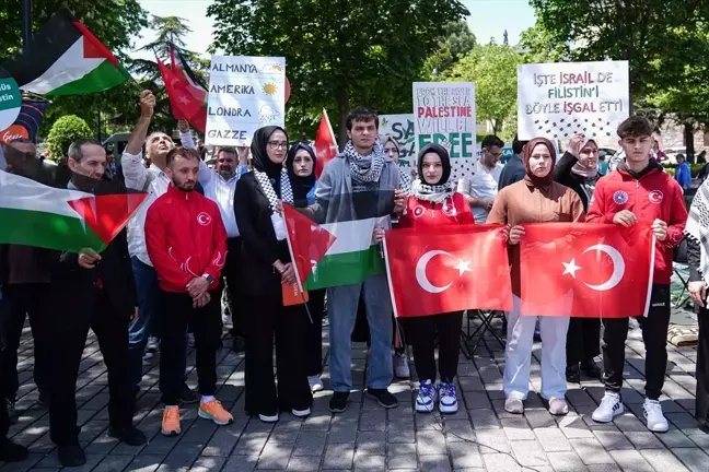 Genç KADEM Filistin için oturma eylemi düzenledi