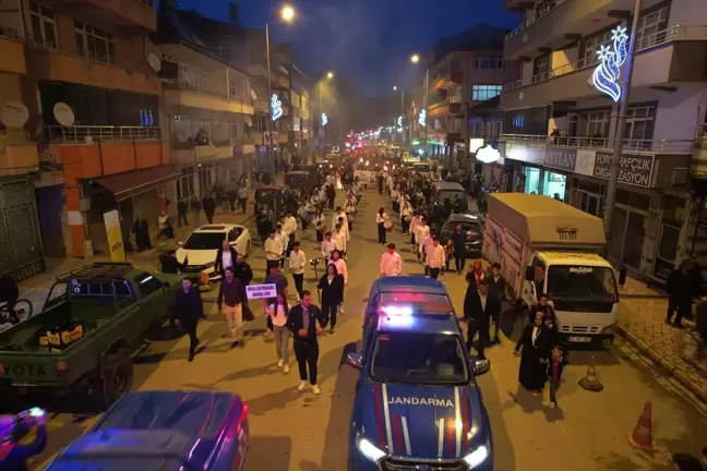 Düzce'de 19 Mayıs Atatürk'ü Anma, Gençlik ve Spor Bayramı'nda Fener Alayı Düzenlendi