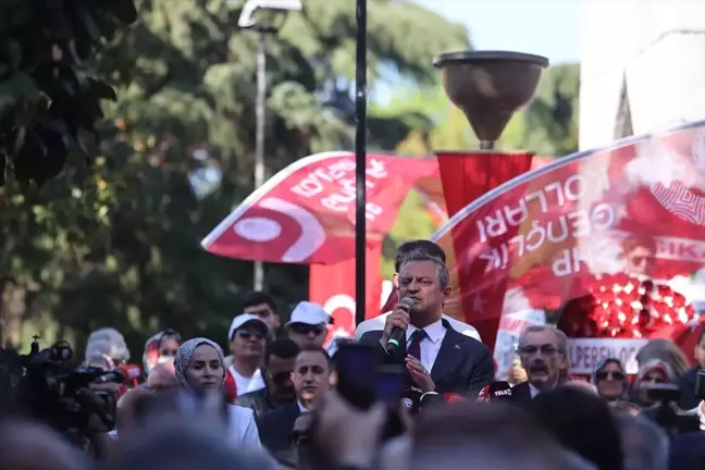 CHP Genel Başkanı Özgür Özel, Cumhuriyet'in ikinci yüzyılındaki gençlere istikamet vermeye çalışan müfredat programını eleştirdi