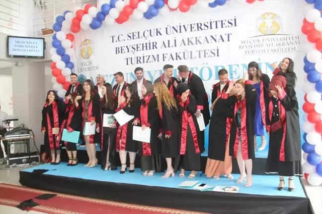 Selçuk Üniversitesi Beyşehir Ali Akkanat Turizm Fakültesi'nde Mezuniyet Heyecanı
