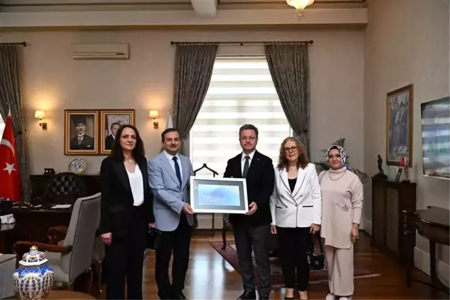 Manisa'da Yılın Ebesi ve Hemşiresi Vali Ünlü'yü Ziyaret Etti