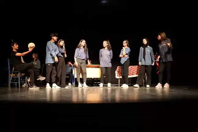 Van'da 21. Akdamar Çocuk ve Gençlik Tiyatroları Şenliği devam ediyor