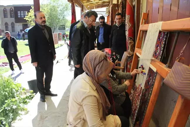 AK Parti Van Milletvekili Kayhan Türkmenoğlu, kilim dokuma ve yöresel ayakkabı üretim atölyesini ziyaret etti