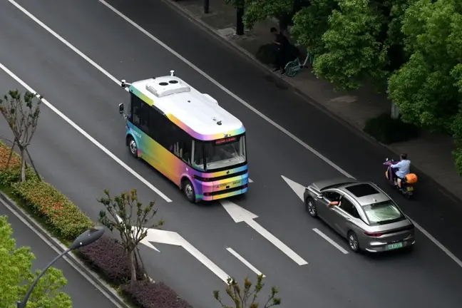 Çin'de Otonom Sürüşlü Minibüs Hattı Hizmete Girdi