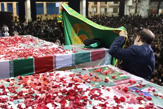 İran Cumhurbaşkanı Reisi ve beraberindekiler için Tahran'da tören düzenlendi