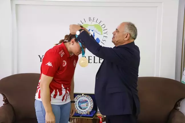 Kick Boks Şampiyonu Gülden Mercan Atille Yahyalı Belediye Başkanı Esat Öztürk'ü Ziyaret Etti