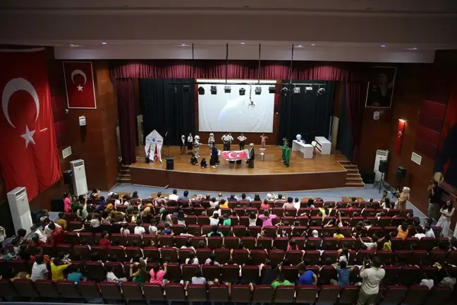 Mardin'deki kırsal okulda 'Köyden indim uzaya' oyunu sahnelendi