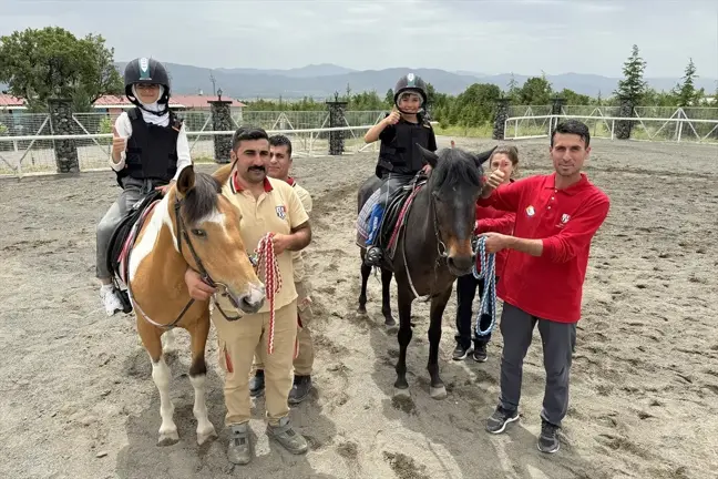 Elazığ'da Ahıska Türkü çocuklar ata binerek eğlendi