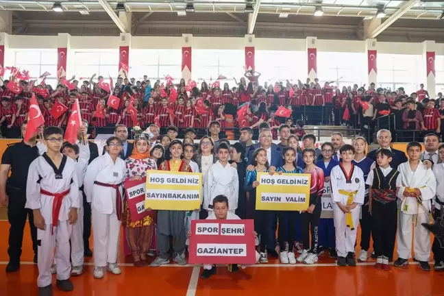 Gaziantep'te Okullara 21 Bin Top ve Masa Tenisi Malzemesi Dağıtıldı